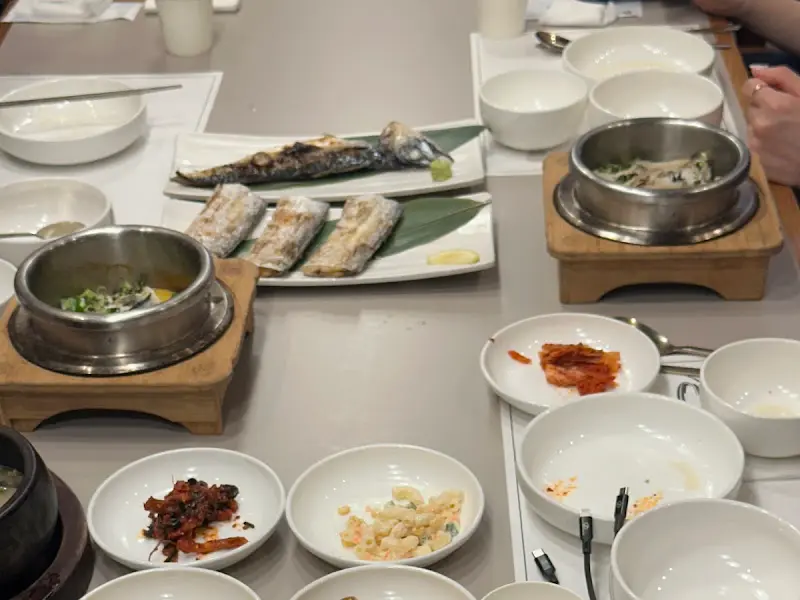 깔끔하고 넓은 매장 내부