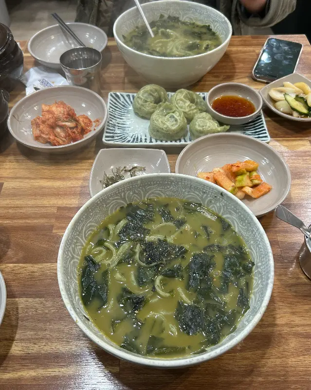 윤기가 흐르는 흑돼지 손만두