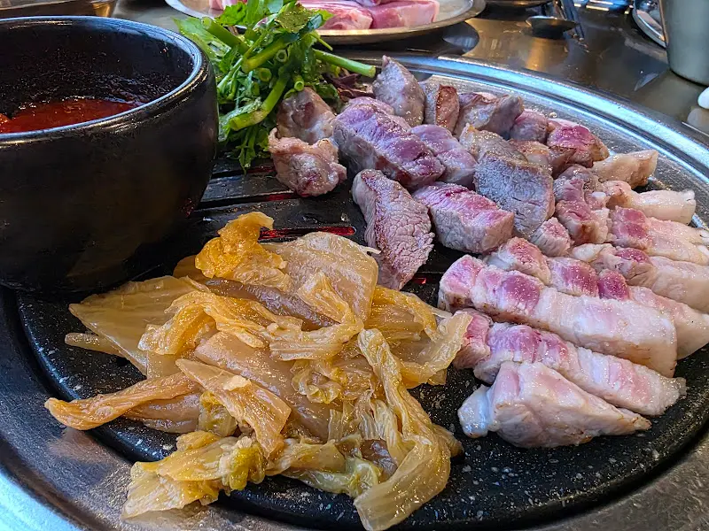 흑돼지 오겹살과 김치, 미나리의 조화