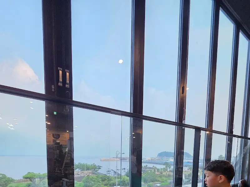 창밖으로 보이는 바다