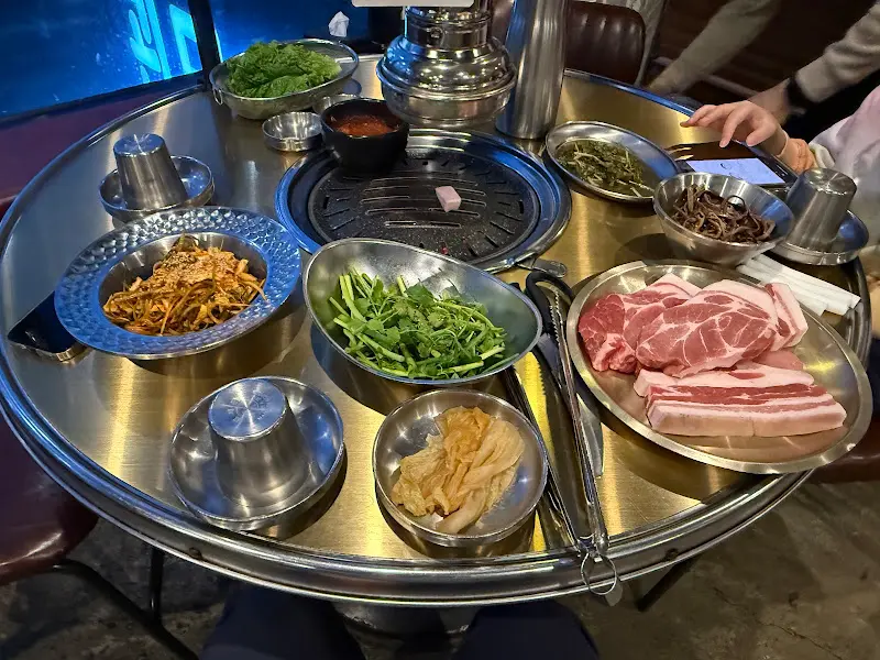 흑돼지와 곁들임 반찬