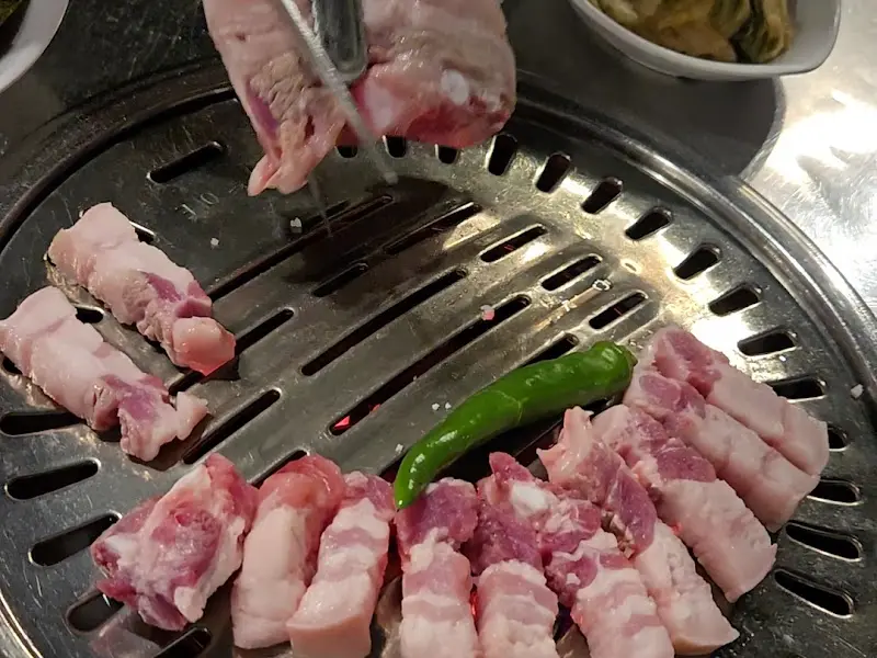 불판 위의 흑오겹살