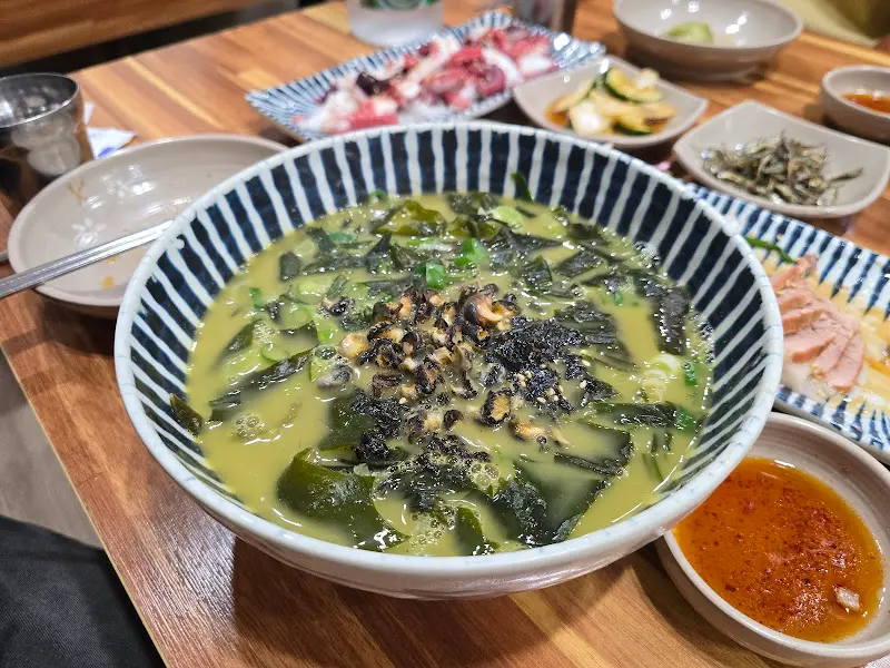 푸짐하게 차려진 보말국 한 상