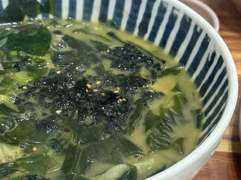 보말과 미역이 가득 들어간 보말국