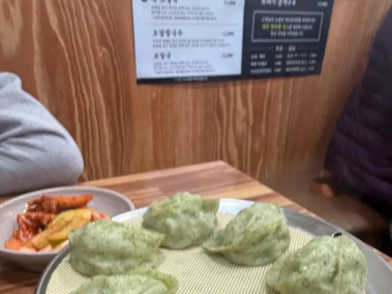 윤기가 흐르는 흑돼지 손만두