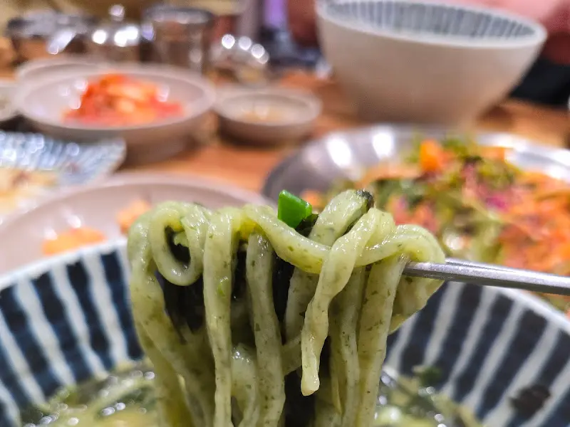 탱글탱글한 면발이 살아있는 보말칼국수