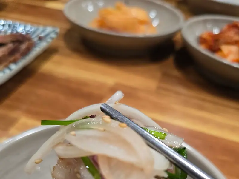 정갈하게 담겨 나온 밑반찬