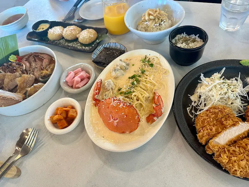 황게 크림 파스타와 주변 반찬