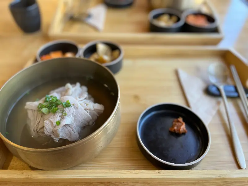 흑돼지 맑은 곰탕과 멜젓