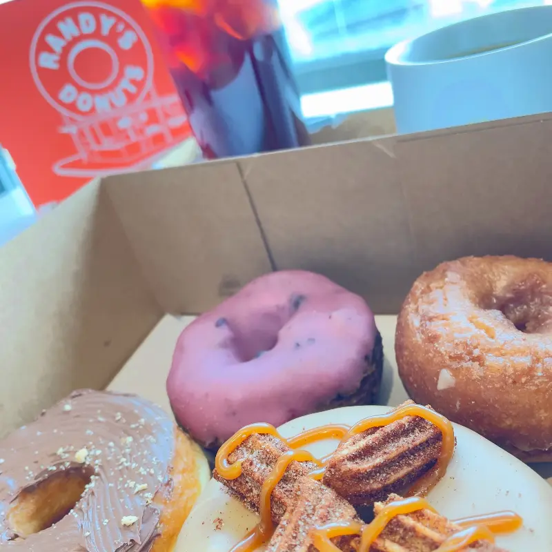 포장된 도넛과 음료