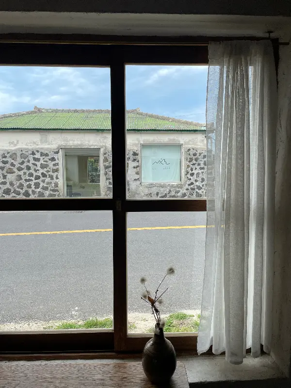 창밖으로 보이는 제주 풍경