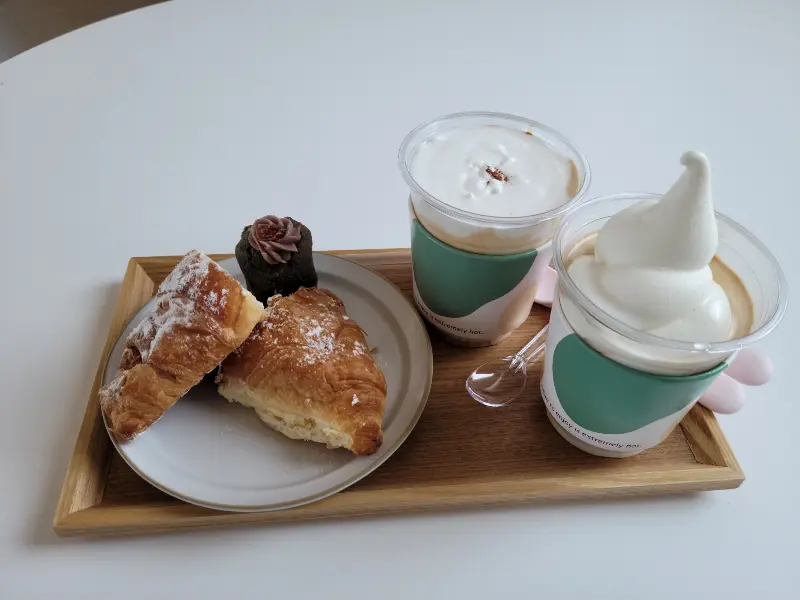 커피와 빵이 함께 놓인 테이블