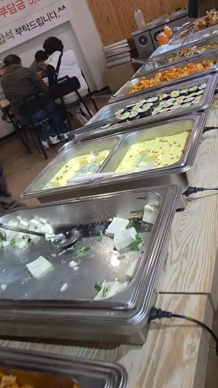 다양한 음식이 준비된 뷔페 테이블