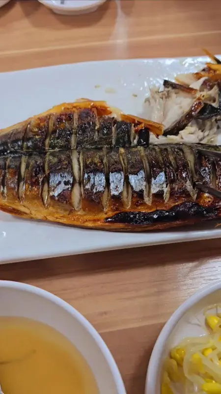 노릇하게 구워진 고등어구이