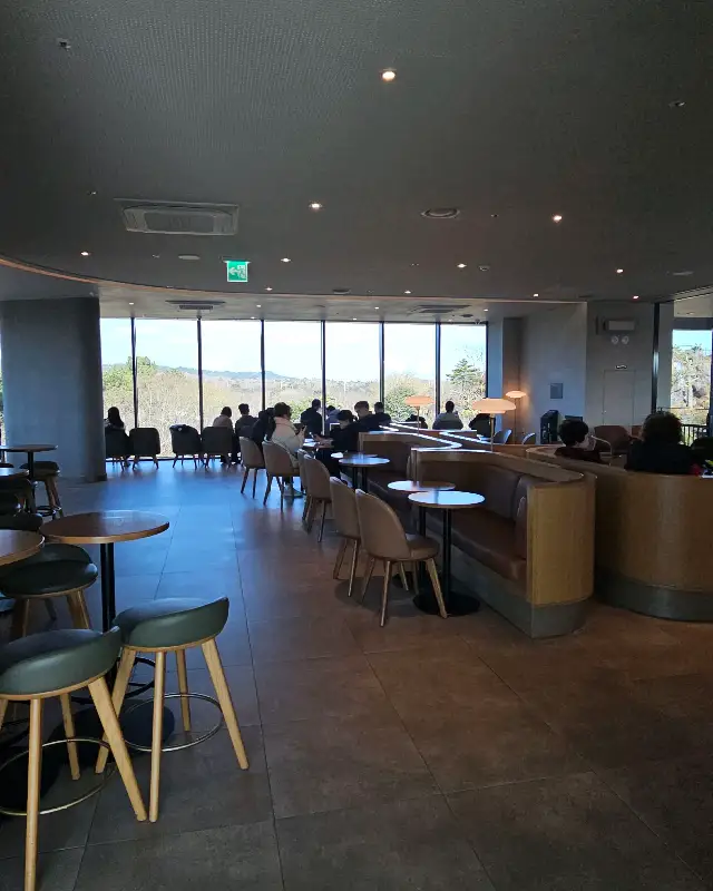 매장 내 좌석과 창가 뷰