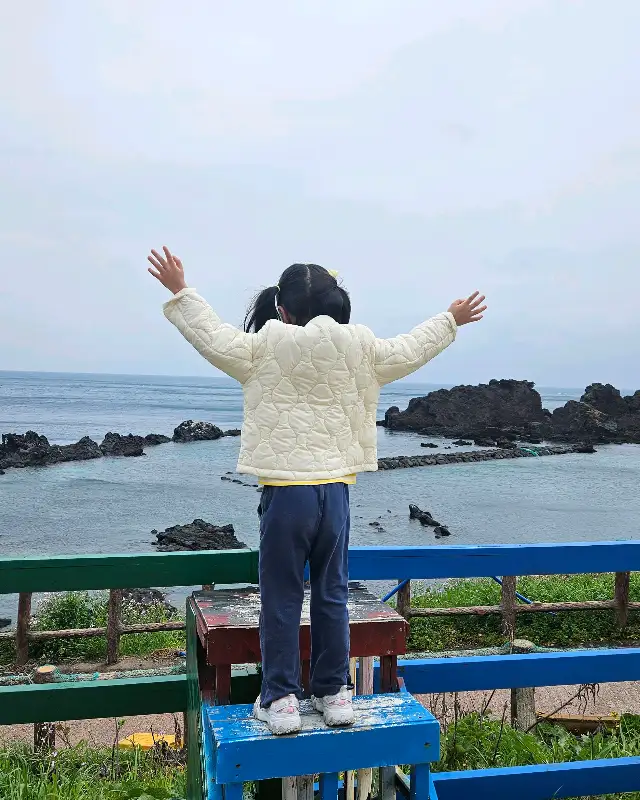 성산일출봉과 바다가 한눈에 들어오는 식당 앞 풍경