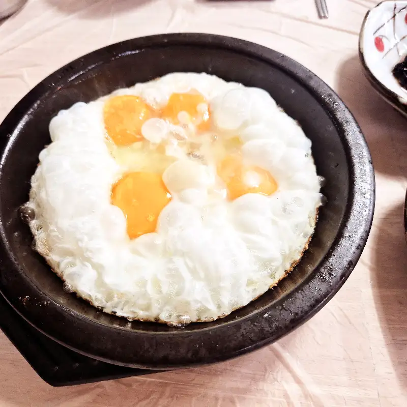 정성스럽게 부쳐진 계란후라이 서비스