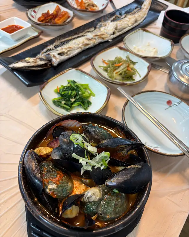 해물뚝배기와 함께 차려진 상