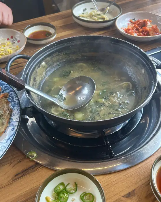 끓고 있는 칼국수 냄비
