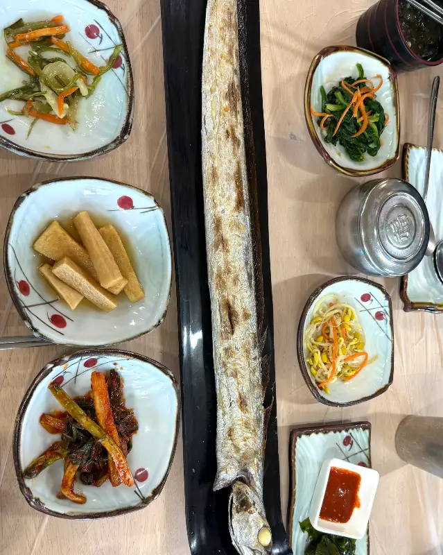 길게 노릇하게 구워져 나온 통갈치구이