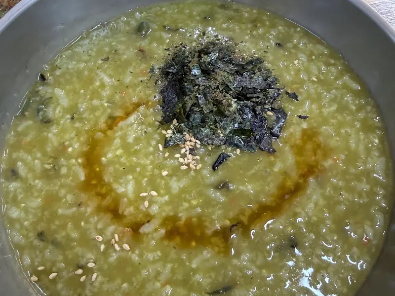 김 가루와 참깨가 뿌려진 보말죽