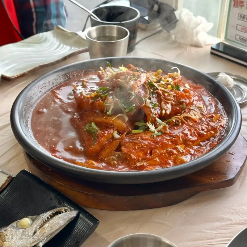 빨간 양념이 먹음직스러운 갈치조림