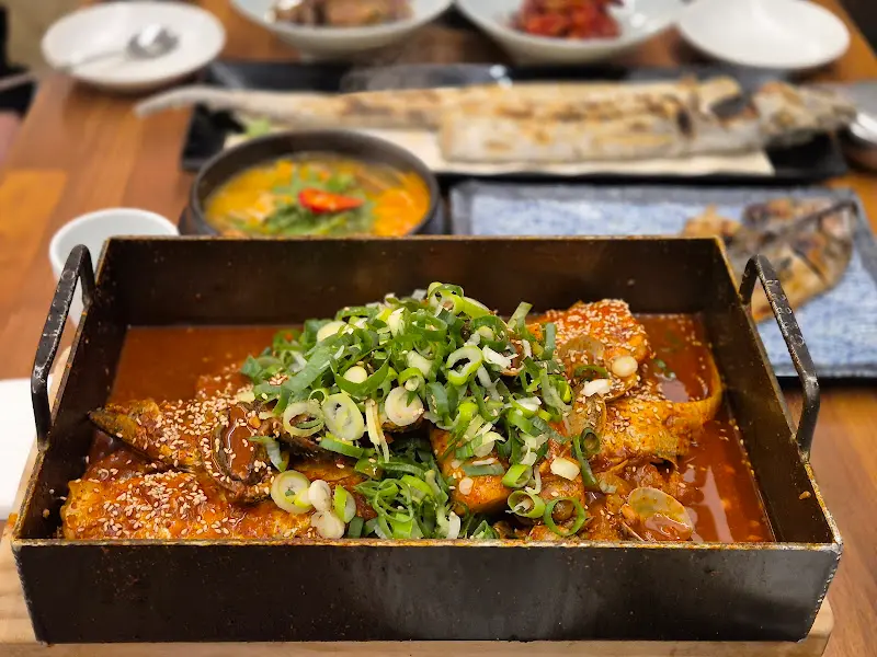 윤기가 흐르는 갈치조림의 모습