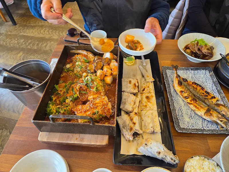 갈치조림을 맛있게 먹는 모습