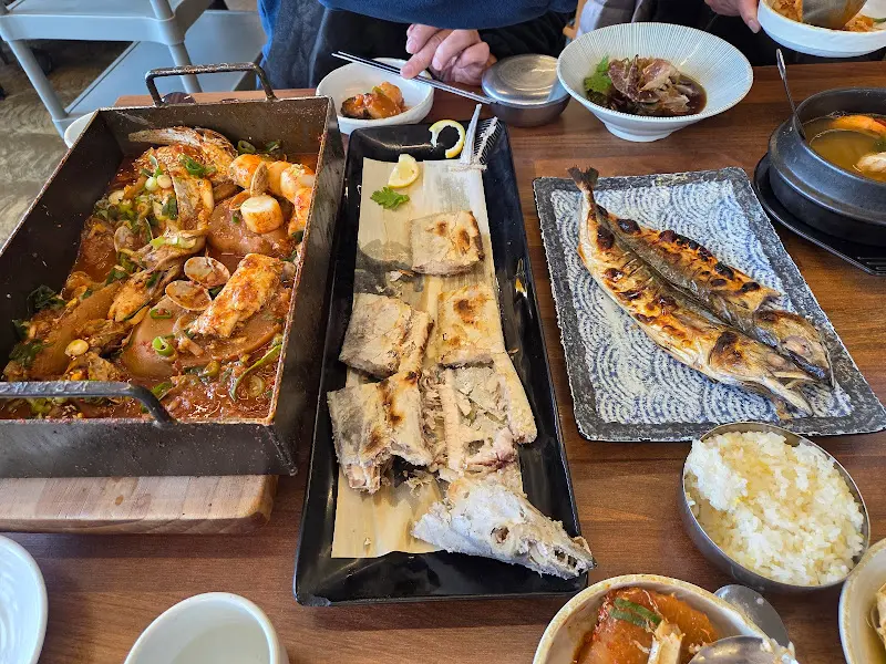 갈치구이와 갈치조림이 함께 있는 푸짐한 한 상