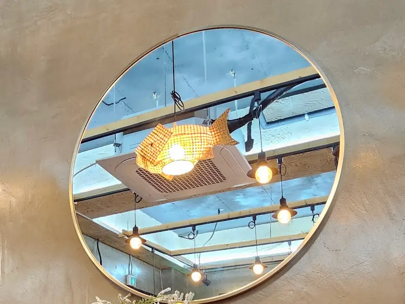 천장에 매달린 귀여운 물고기 조명이 시선을 사로잡는 내부 인테리어