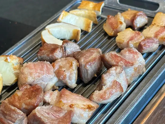 다양한 부위의 흑돼지가 구워지고 있는 모습