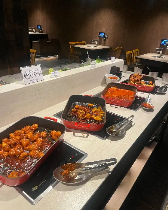 풍성한 샐러드바 음식들