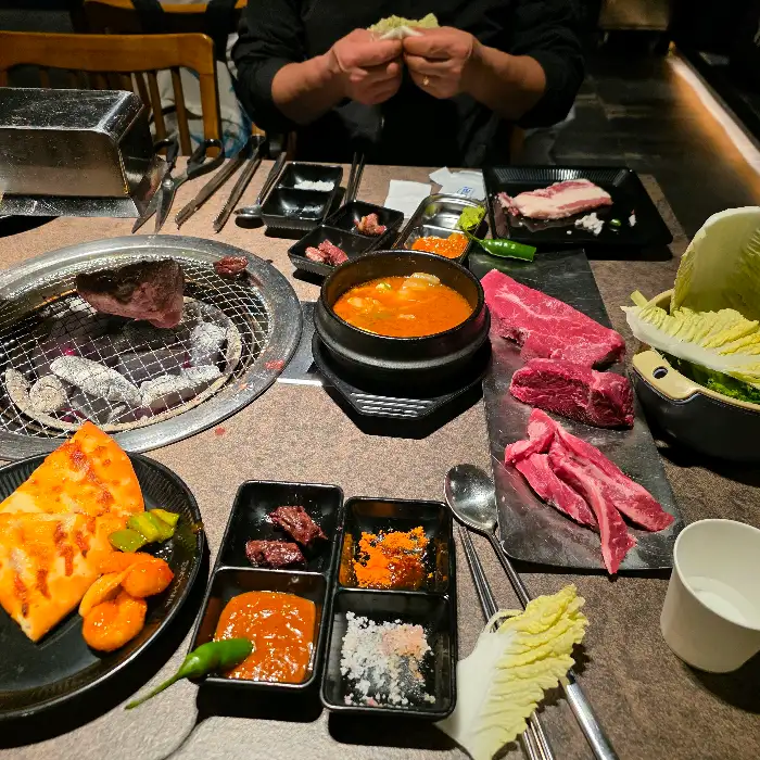 푸짐하게 담긴 고기와 밥, 튀김