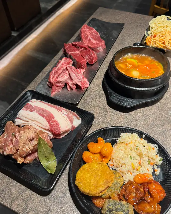 다양한 고기 종류와 곁들임 메뉴