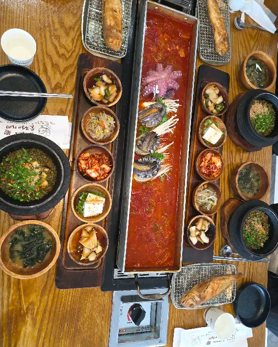 다양한 반찬과 함께 나온 갈치조림