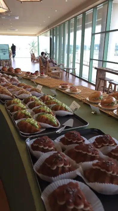 다양한 빵이 진열된 베이커리 쇼케이스