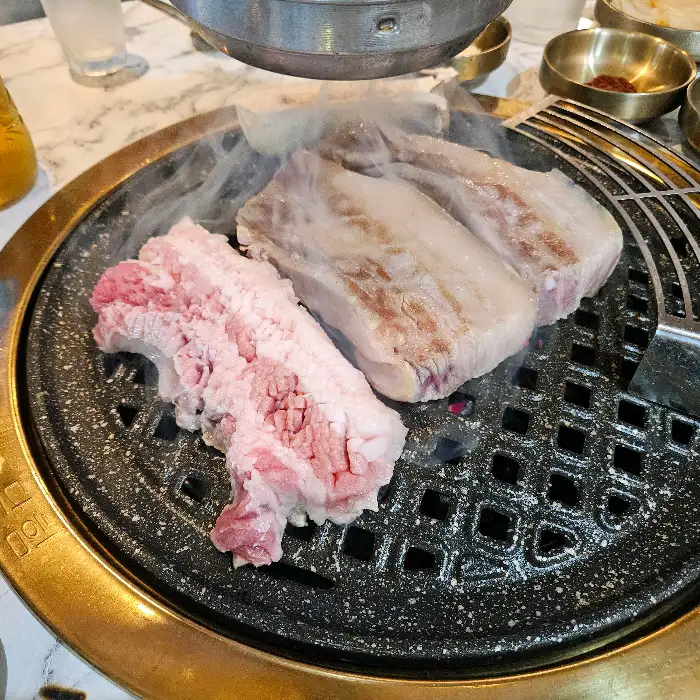 돈백꽃 제주 공항점에서 구워지고 있는 흑돼지