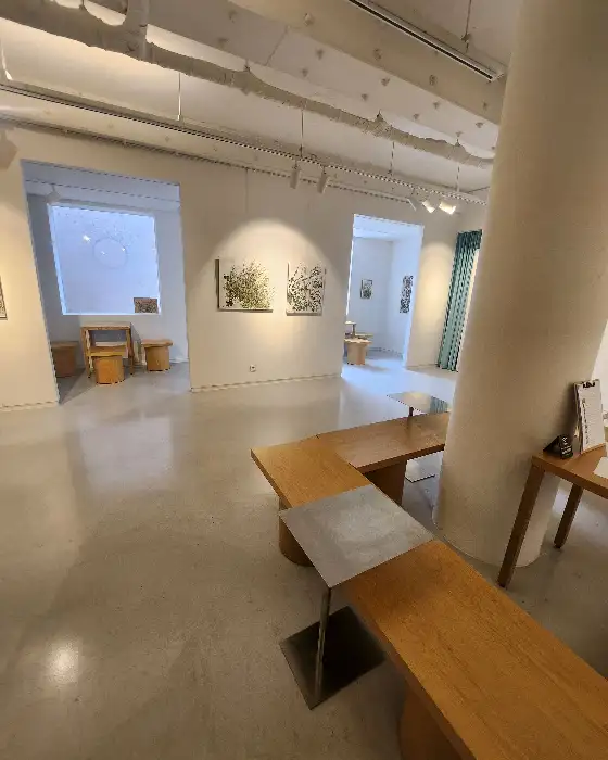 1층의 갤러리 공간과 2층으로 이어지는 통로