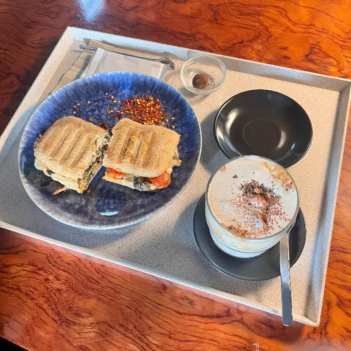 샌드위치와 라떼, 그리고 초콜릿