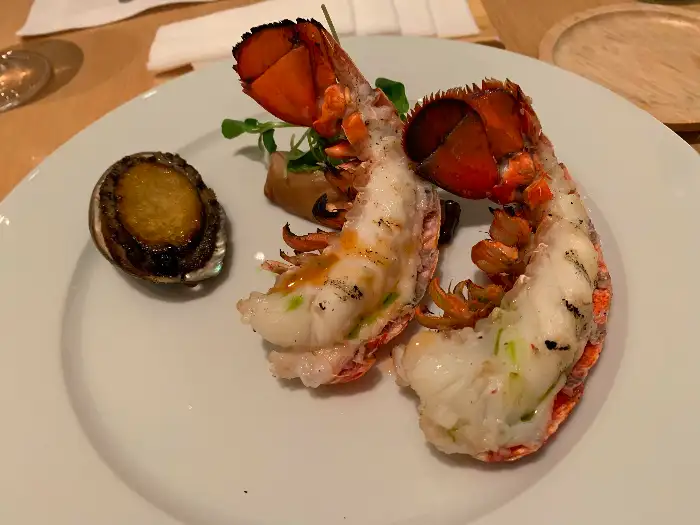 잘 익은 키조개 관자와 새우, 아스파라거스가 플레이팅된 요리