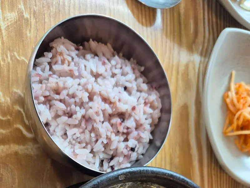 몸국과 함께 제공되는 흑미밥
