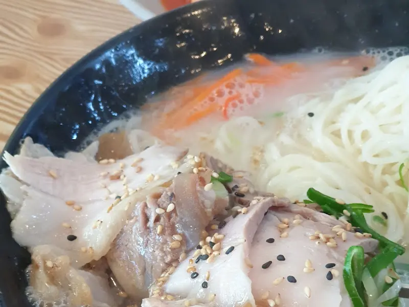 푸짐한 고기 고명이 올라간 고기국수