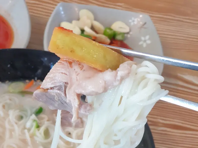 고기국수 면발과 수육을 함께