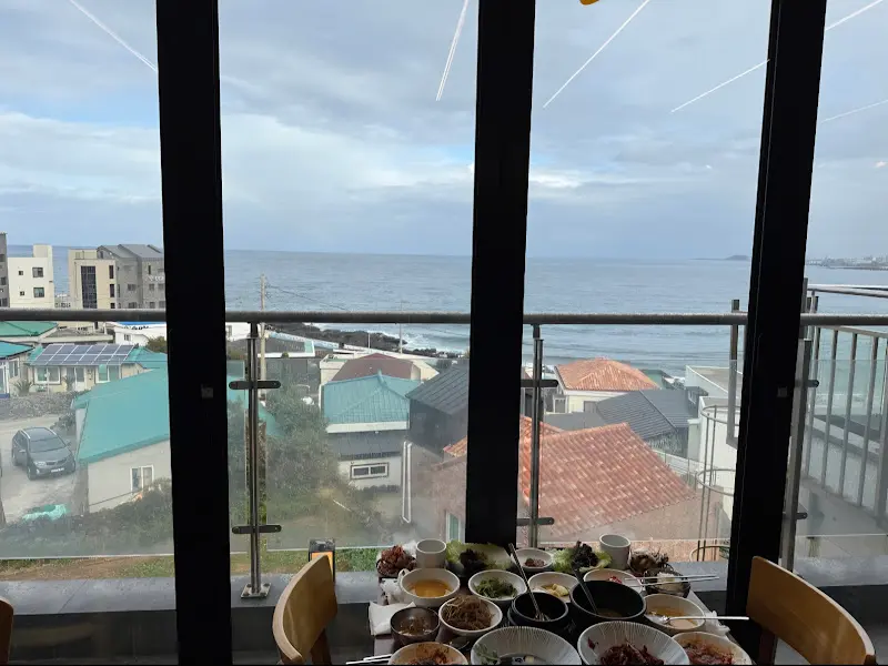 애월 바다가 한눈에 보이는 창가 좌석