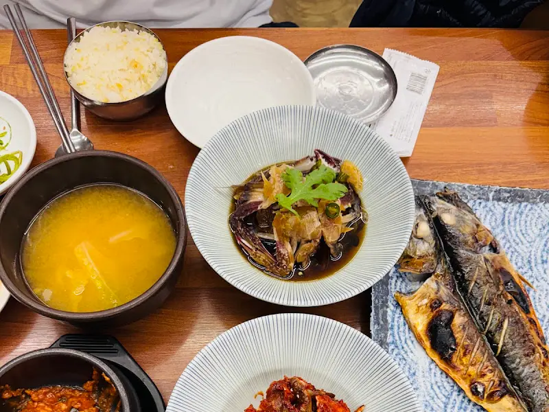 다채로운 밑반찬과 곁들여 먹는 즐거움