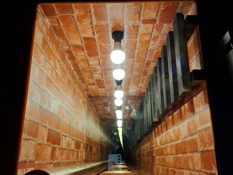 독특한 분위기의 통로