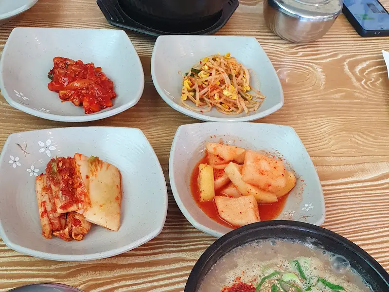 정갈하게 담겨 나온 밑반찬들