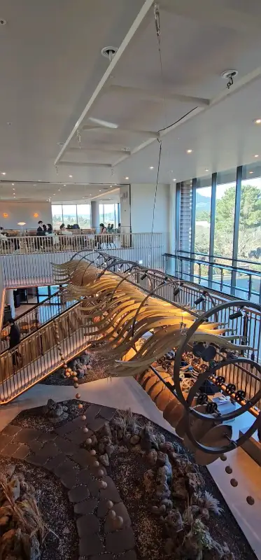 매장 내 조형물 전경