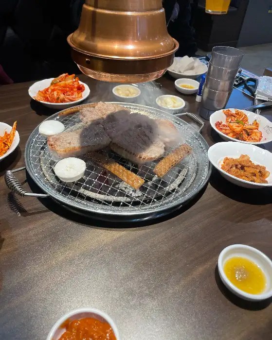 불판 위에 올려진 고기와 찌개