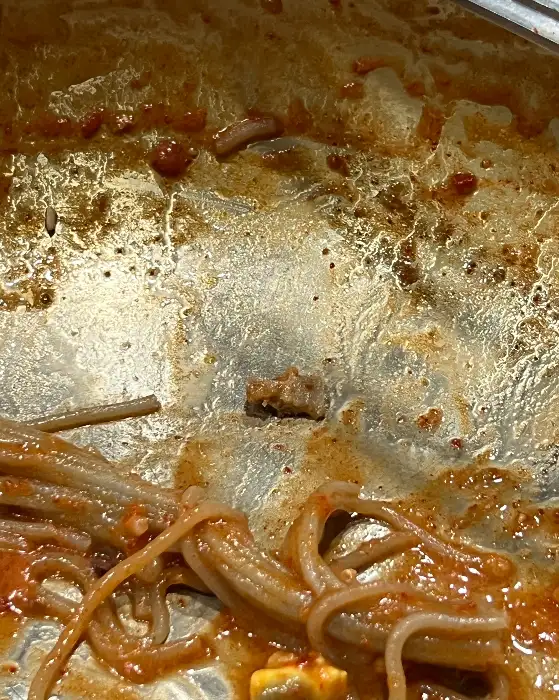 다 먹은 순대국 그릇의 흔적